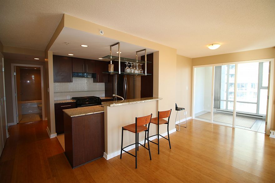 1606 583 Beach Crescent