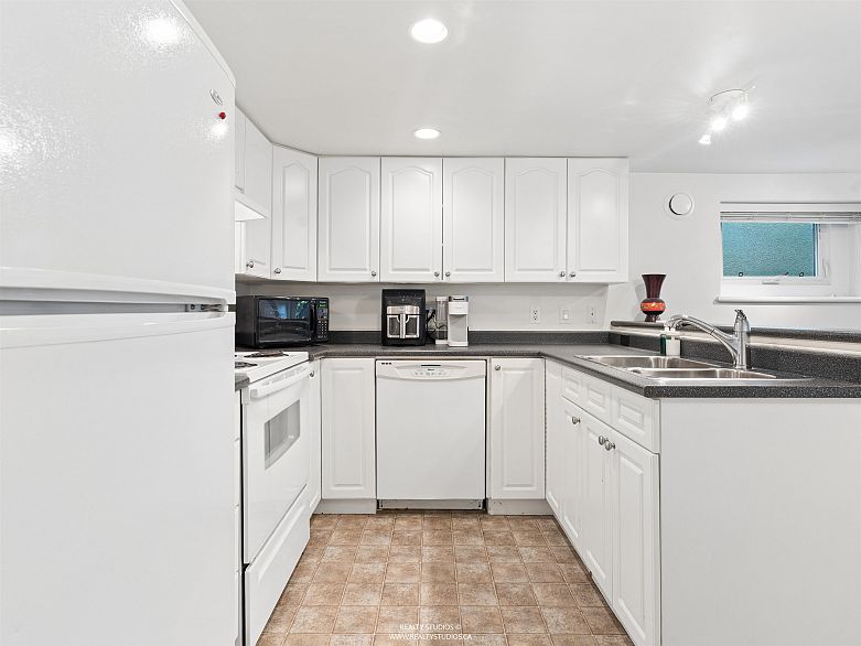 558 W 19th Avenue