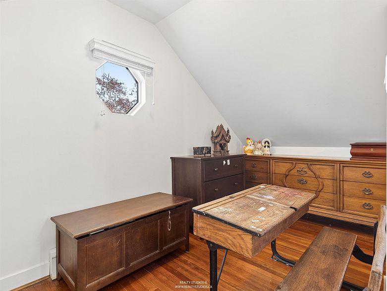 558 W 19th Avenue