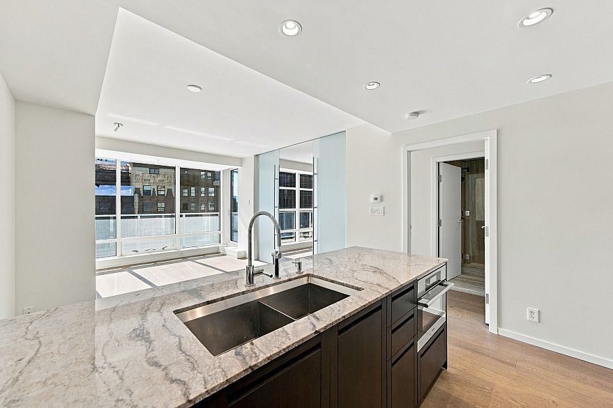2506 1011 W Cordova Street