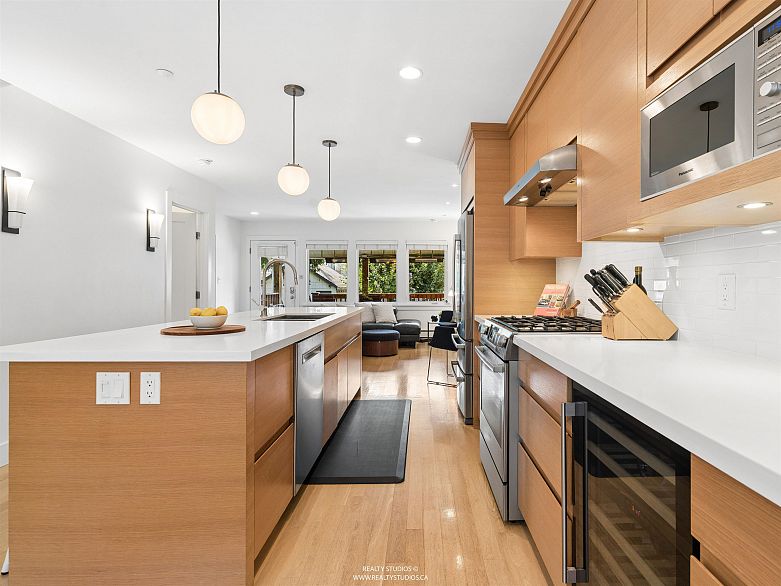 558 W 19th Avenue