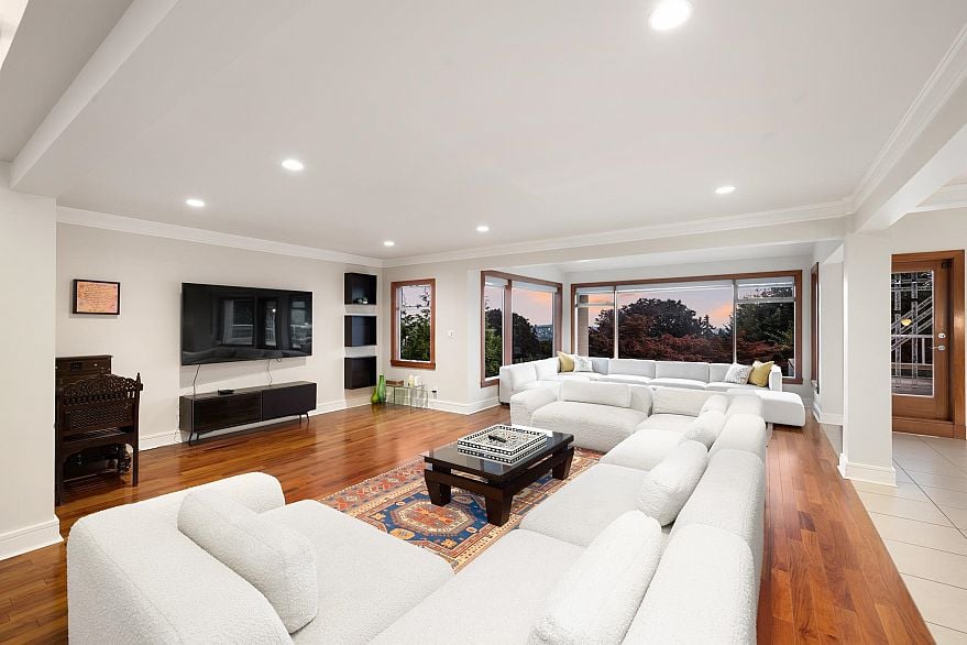 1035 King Georges Way