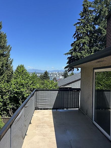 Upper 9655 TOWNLINE DIVERSION, Surrey BC V3V 2T1