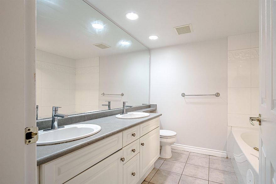 208 5650 Oak Street