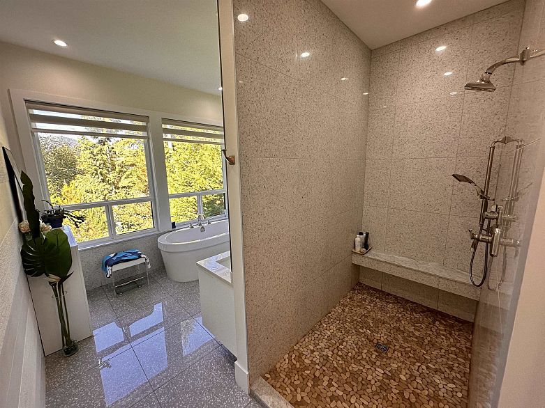 2425 LEGGETT DRIVE, Anmore BC V3H 4W9