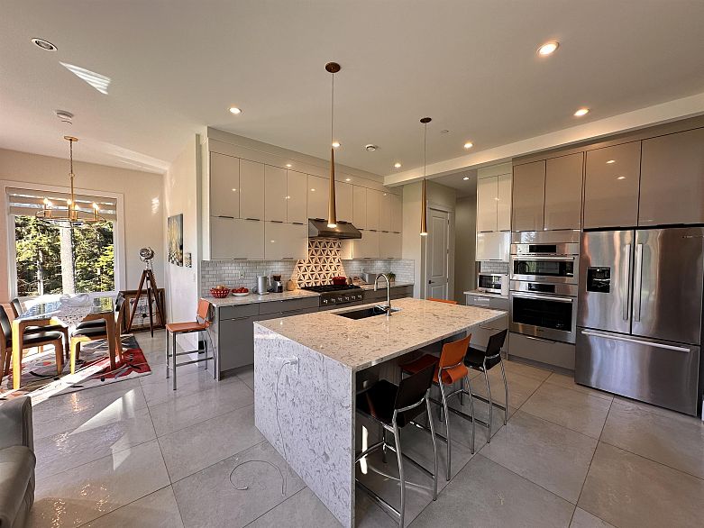 2425 LEGGETT DRIVE, Anmore BC V3H 4W9