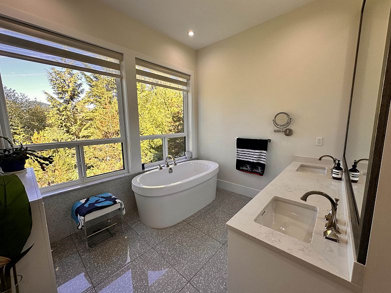 2425 LEGGETT DRIVE, Anmore BC V3H 4W9