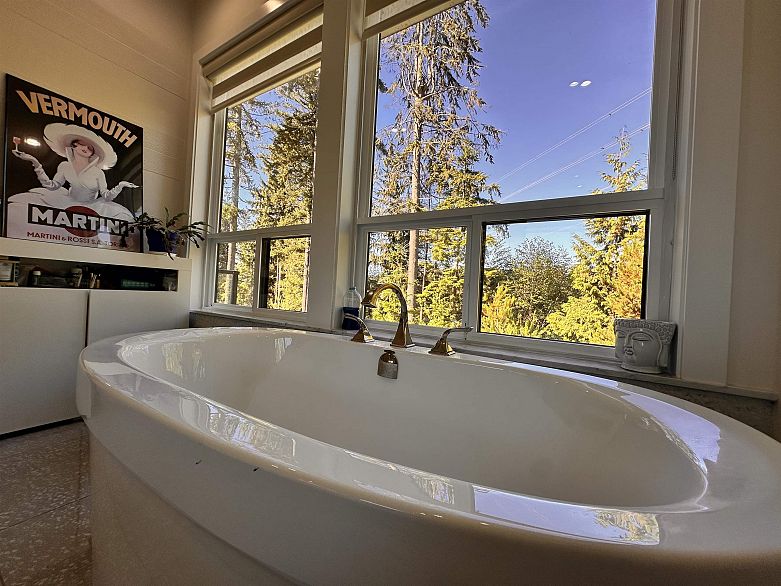 2425 LEGGETT DRIVE, Anmore BC V3H 4W9