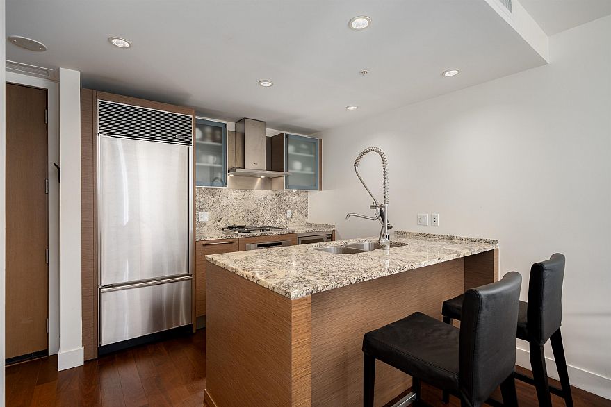 2704 1111 Alberni Street