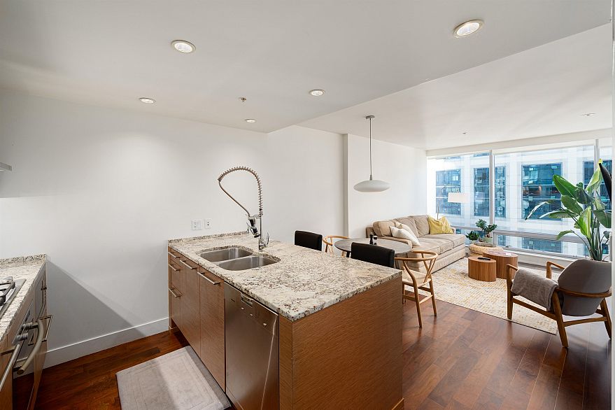 2704 1111 Alberni Street