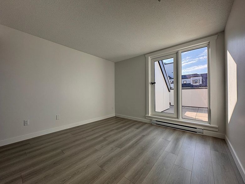 800 2528 E Broadway