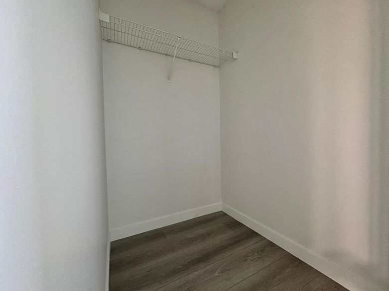 800 2528 E Broadway