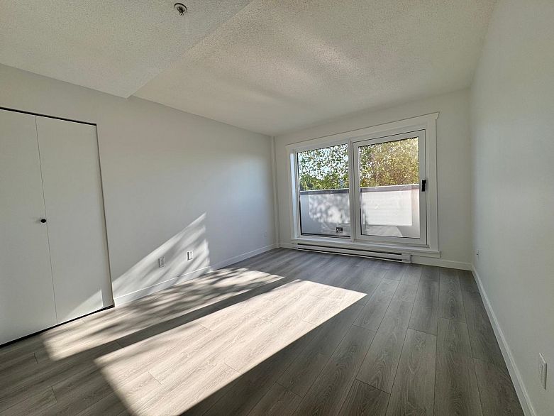 800 2528 E Broadway