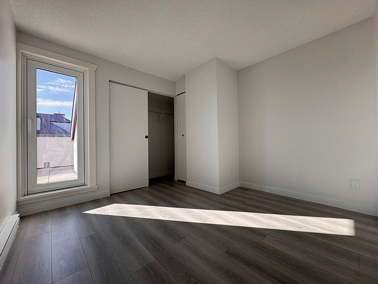 800 2528 E Broadway