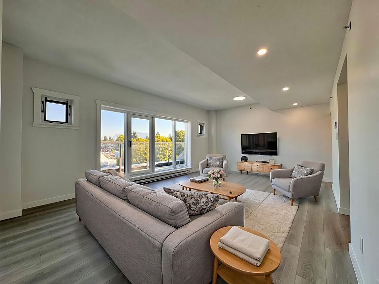800 2528 E Broadway