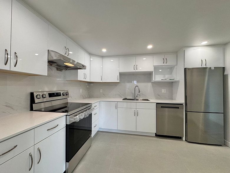 800 2528 E Broadway
