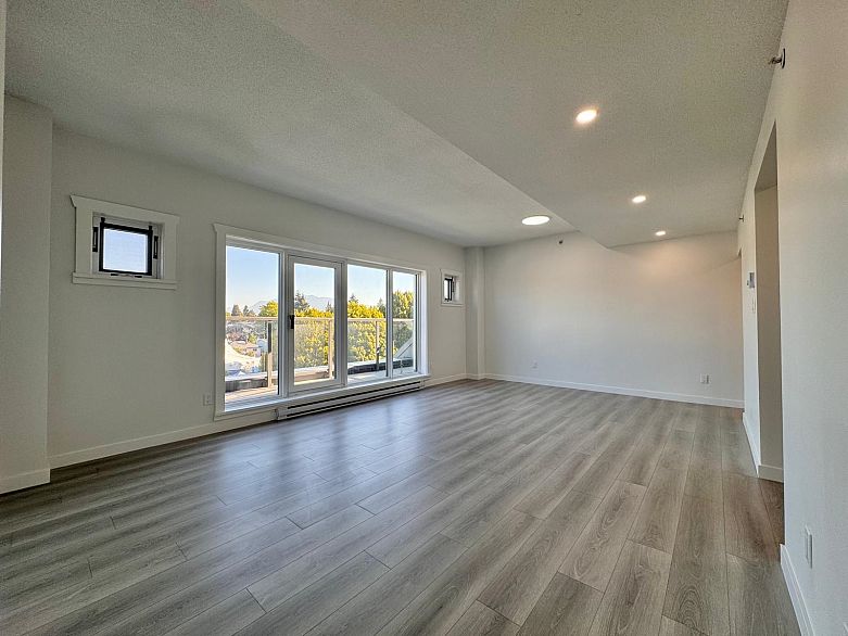 800 2528 E Broadway