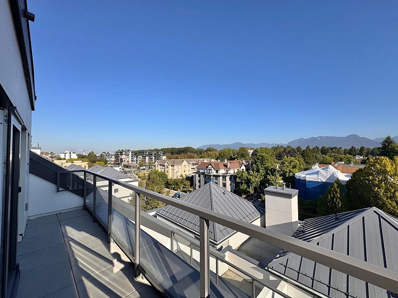 800 2528 E Broadway