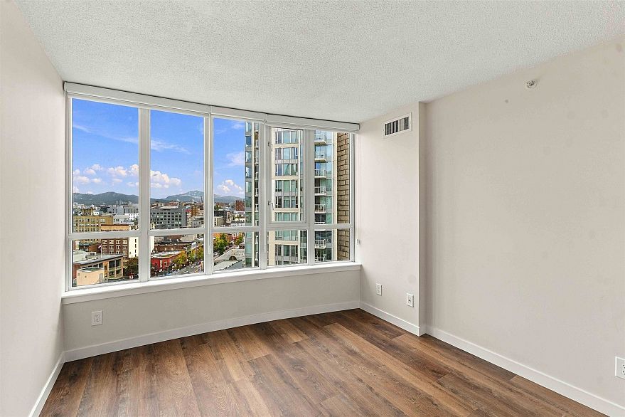 1707 63 Keefer Place