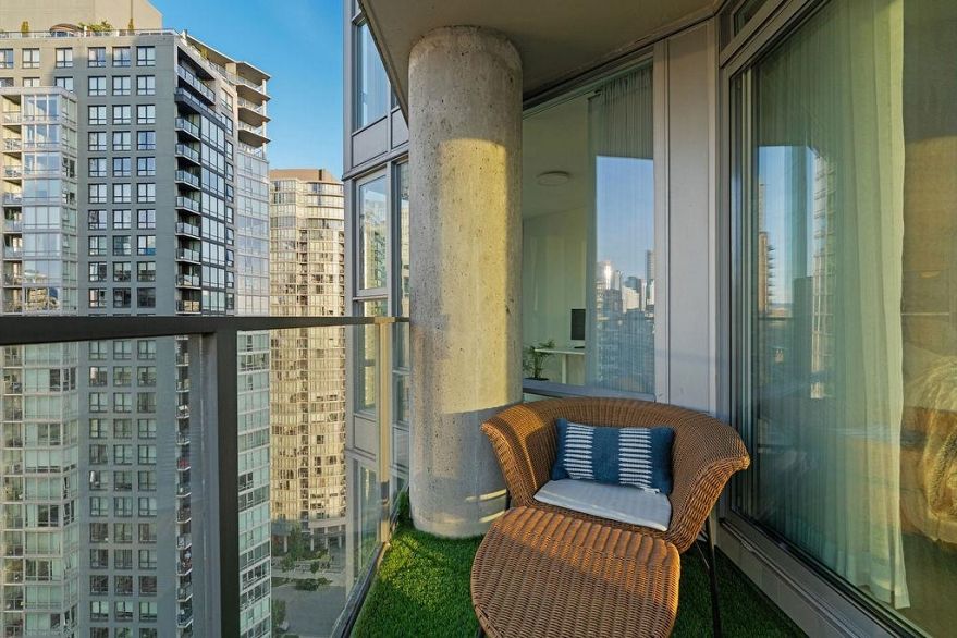 2607 583 Beach Crescent