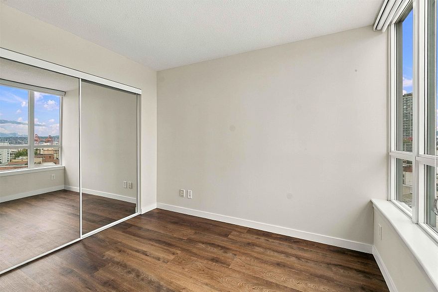 1707 63 Keefer Place