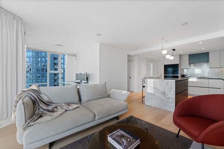 2607 583 Beach Crescent