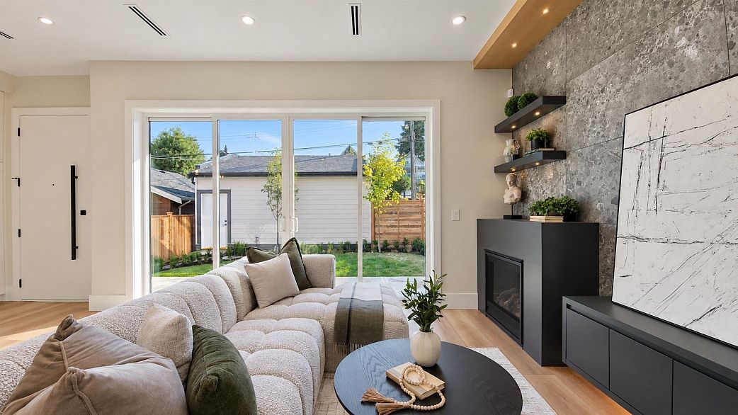 2 746 E 12th Avenue