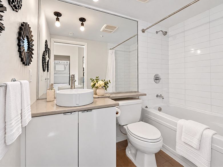 2508 233 Robson Street