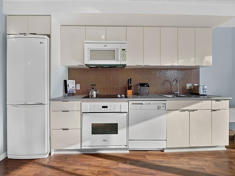 2508 233 Robson Street