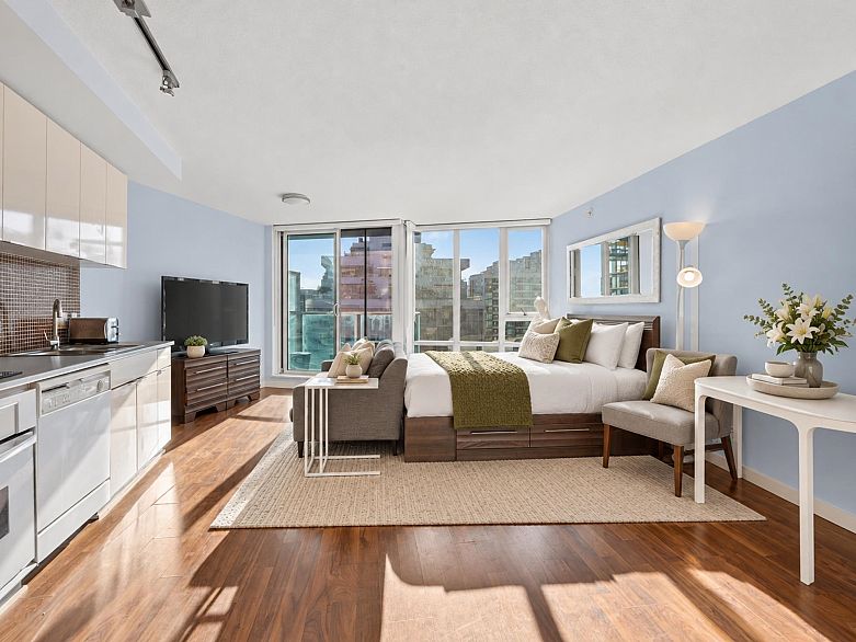 2508 233 Robson Street
