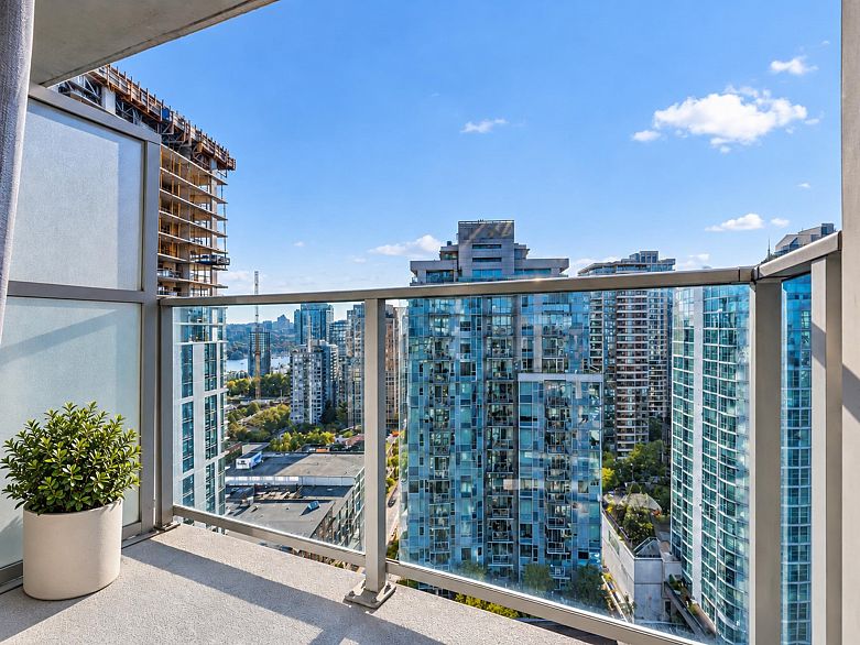 2508 233 Robson Street