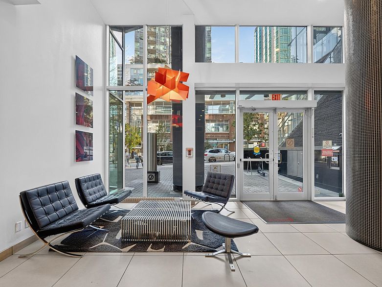 2508 233 Robson Street