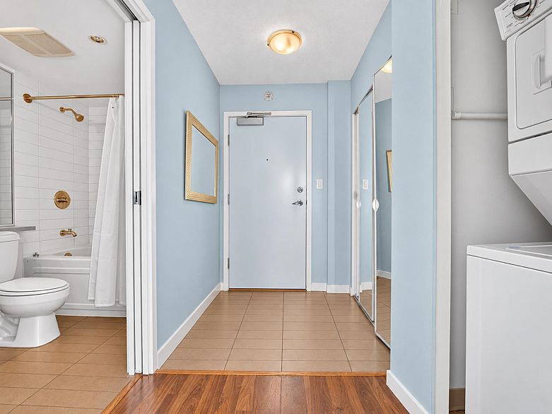 2508 233 Robson Street