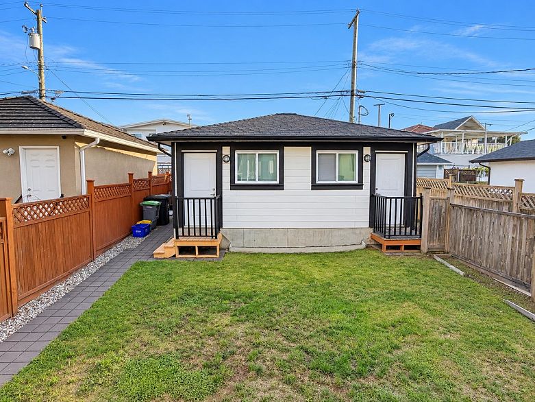 2216 Mannering Avenue