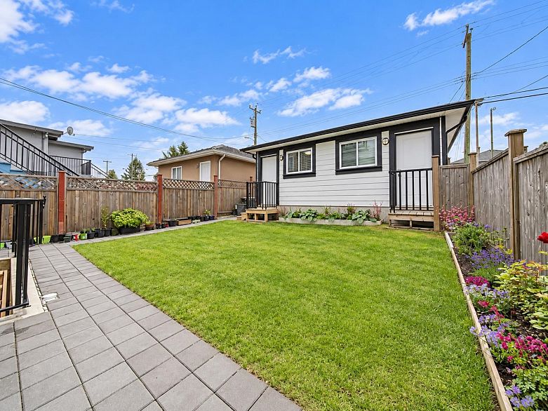 2216 Mannering Avenue