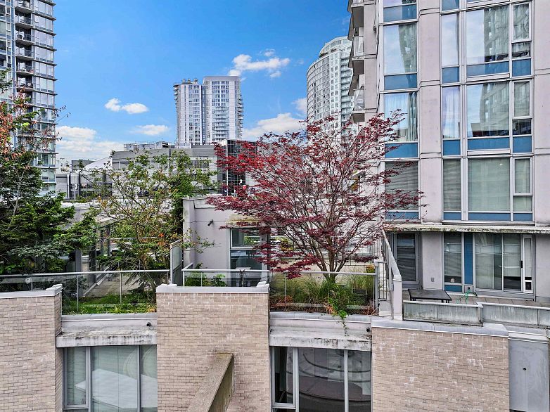 221 188 Keefer Place