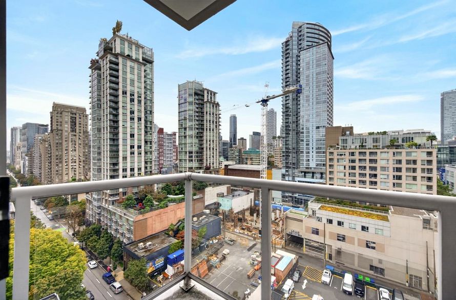 1201 480 Robson Street