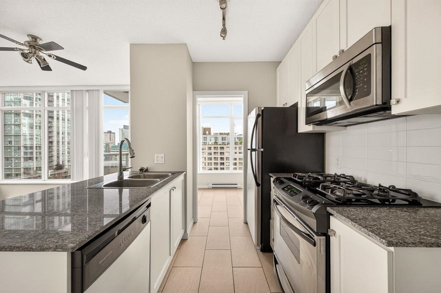 1201 480 Robson Street