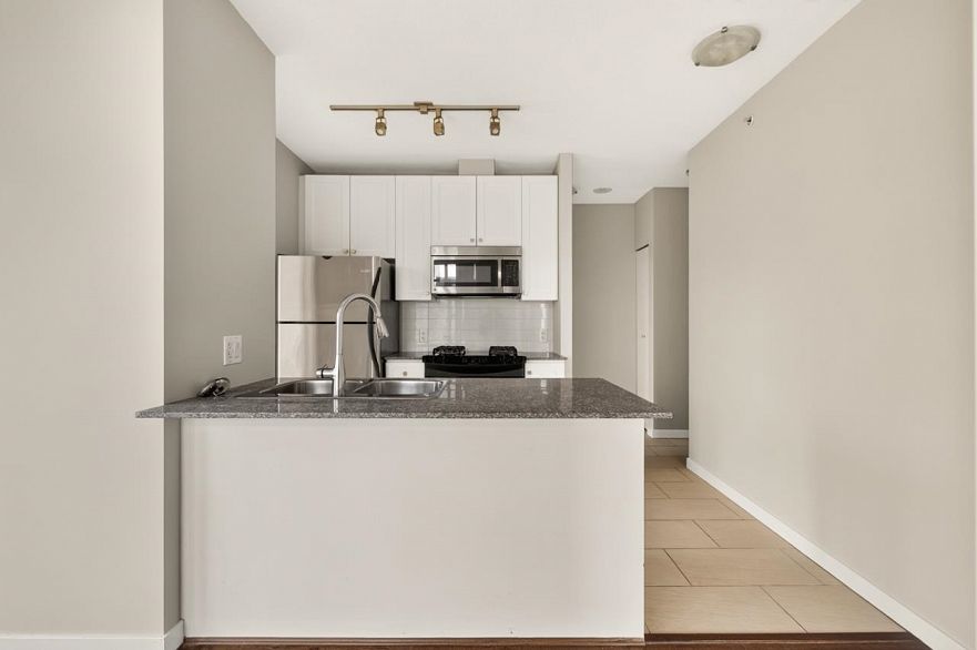 1201 480 Robson Street