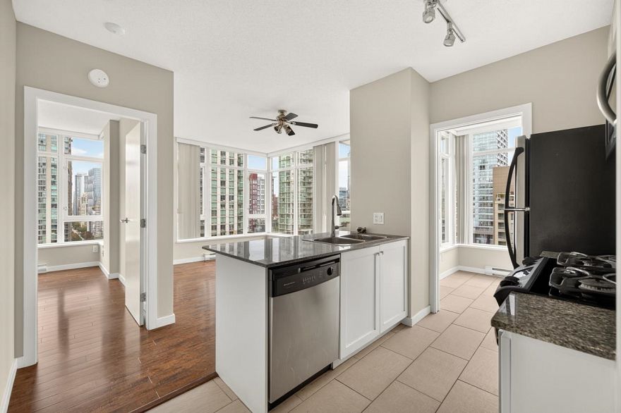1201 480 Robson Street
