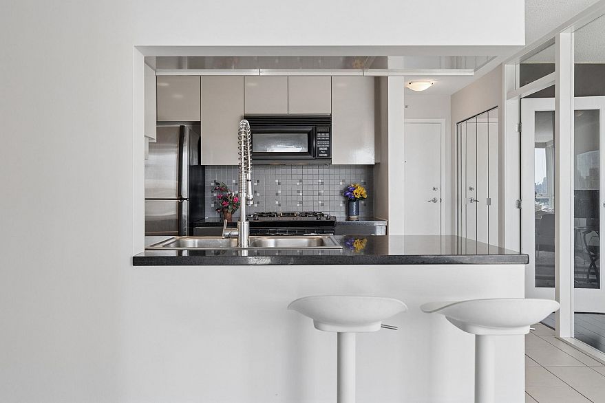 908 1408 Strathmore Mews