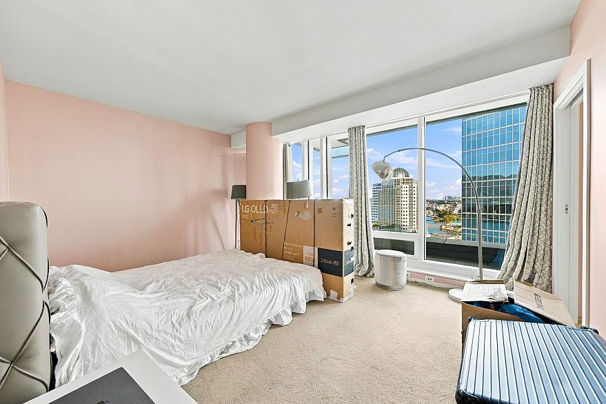 2301 1011 W Cordova Street