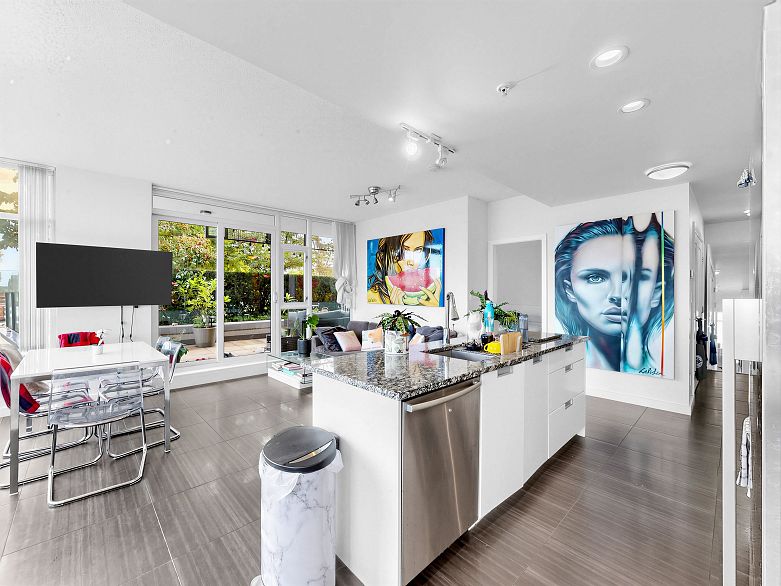 865 2080 W Broadway