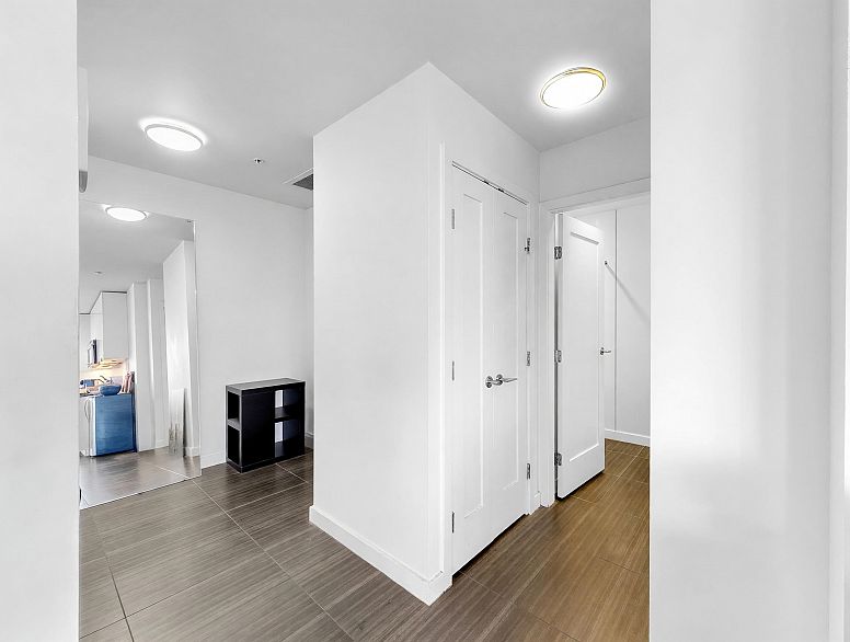 865 2080 W Broadway