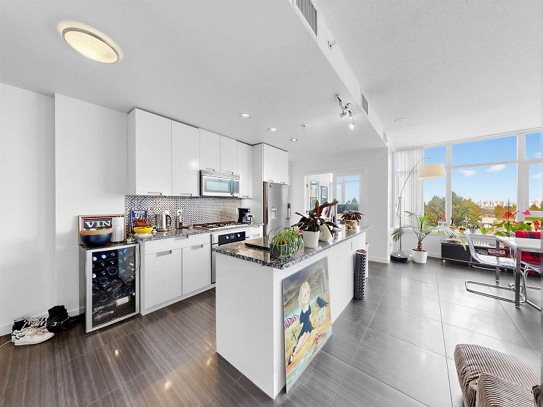 865 2080 W Broadway