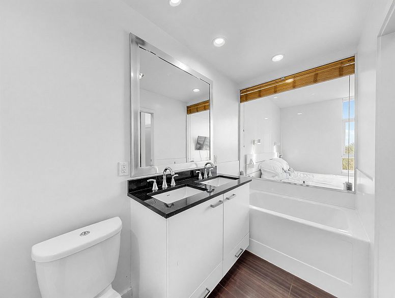 865 2080 W Broadway