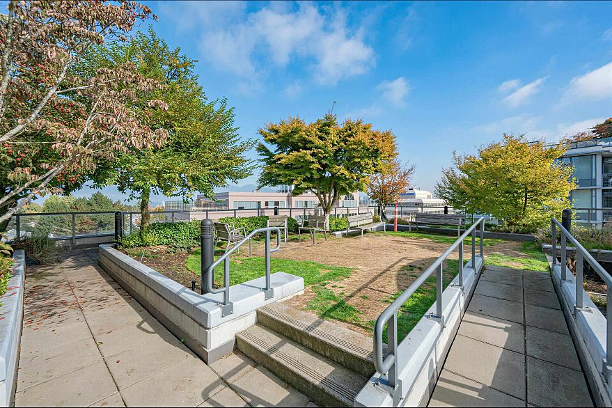 865 2080 W Broadway