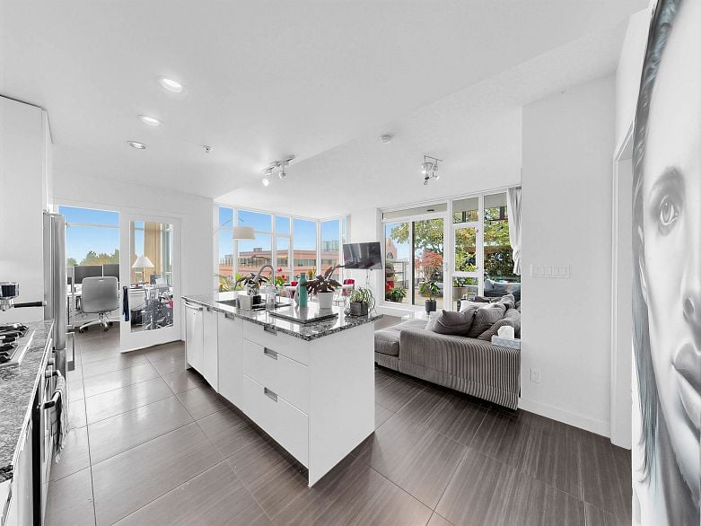 865 2080 W Broadway