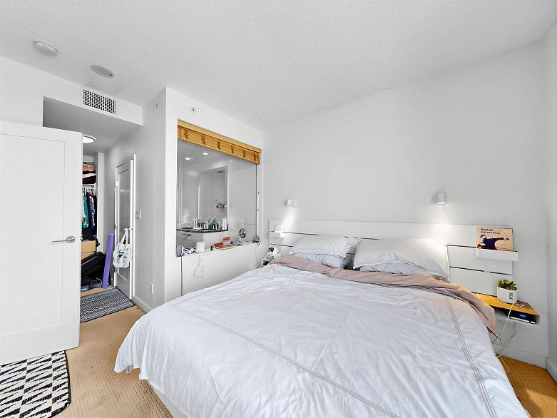 865 2080 W Broadway