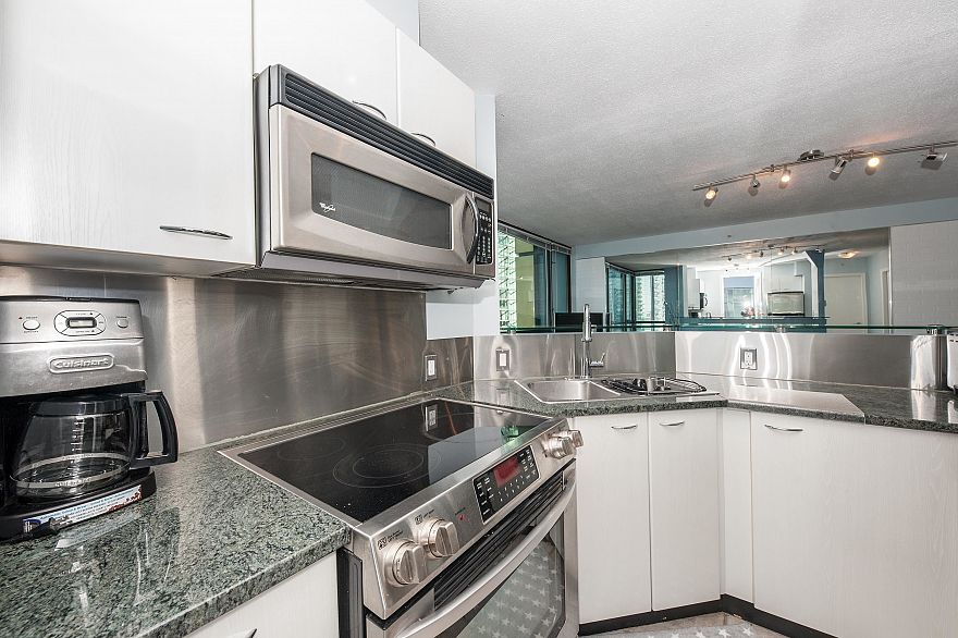 910 1367 Alberni Street